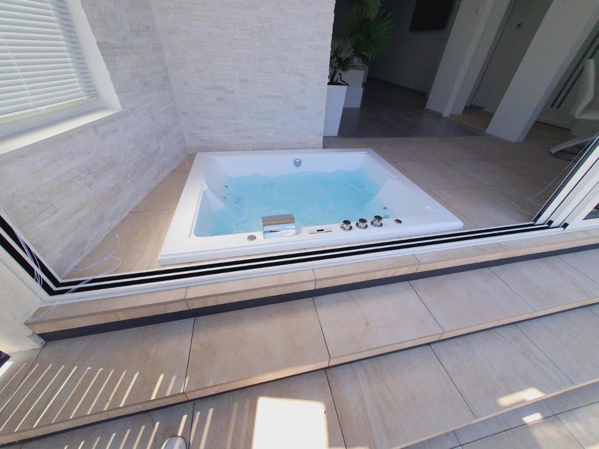 Jacuzzi Penthouse Apartment Матулі Екстер'єр фото
